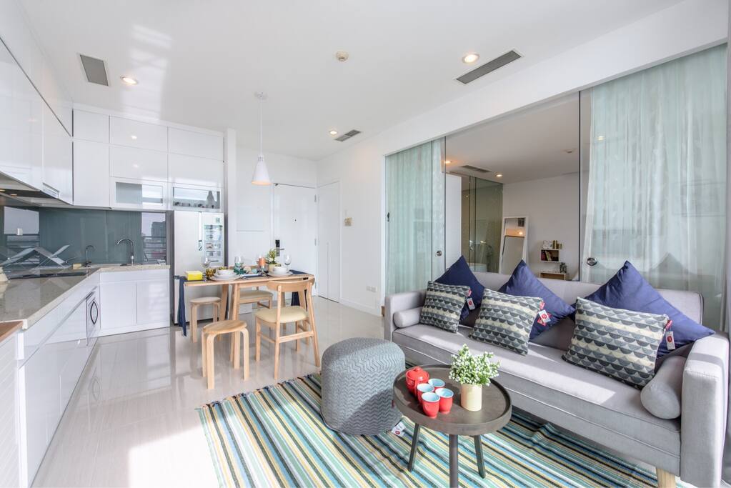 The apartment at level 14 in 22 floor building with city view. This building located at very convenient place, you would save alot of time and money as Only few step to famous Ben Thanh market and Takashimaya shopping mall, Saigon Square, Nguyen Hue Boulevard, Bui Vien st (famous place to hang out) for foreigners.
