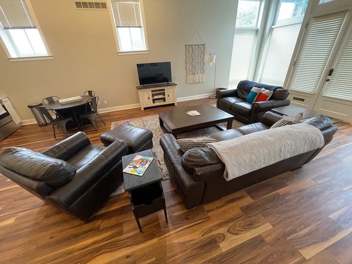 La sala de estar recién renovada en la planta baja es ideal para disfrutar del tiempo juntos