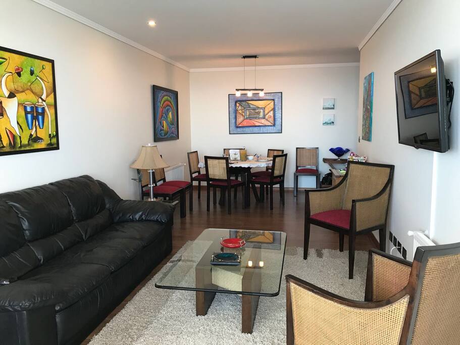 Living completo, sale a la terraza, wifi, cable.