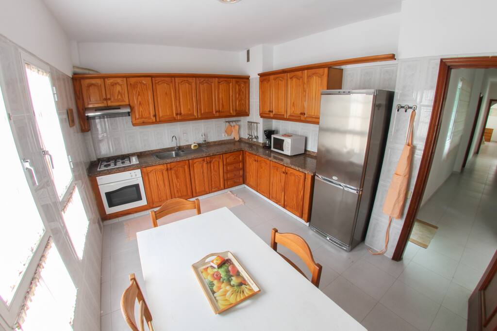 COCINA EQUIPADA Y LUMINOSA