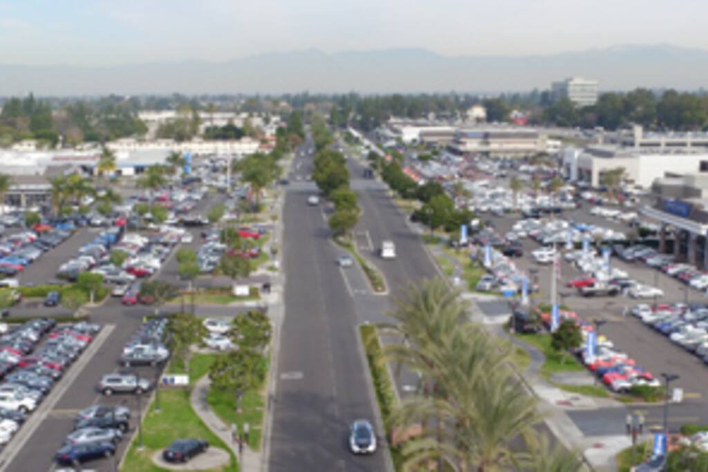 2 MILES TO MALLS