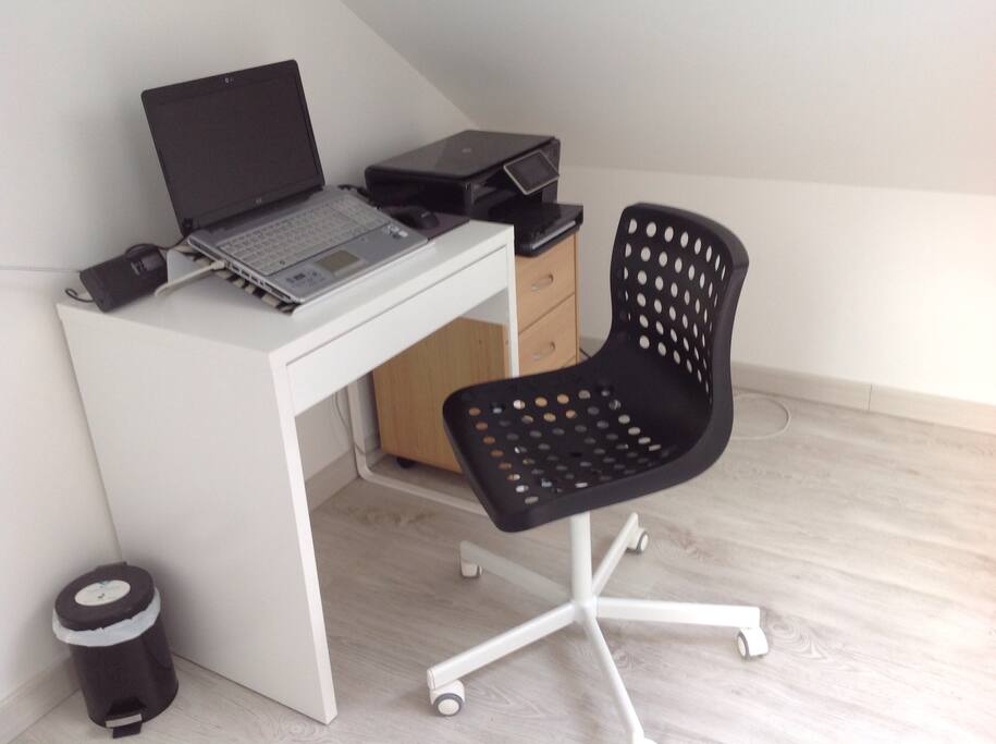 Sur le pallier, un petit bureau avec un ordinateur relié a internet.