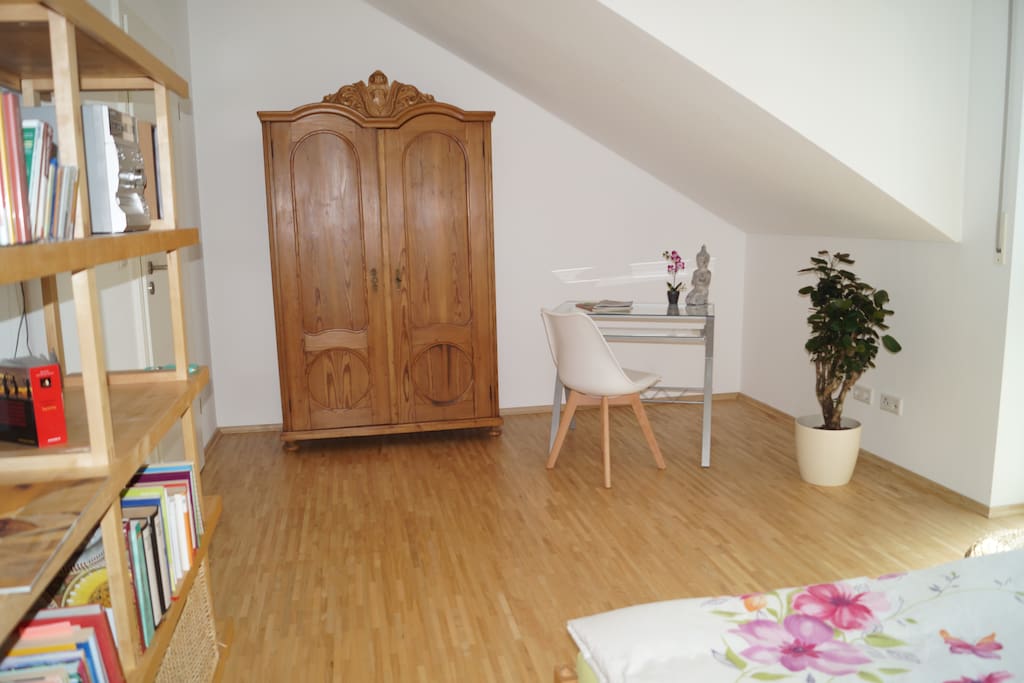 Raum 1 Kleiderschrank u Schreibtisch