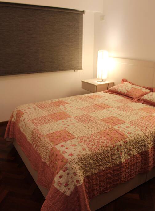 - Cama queen size colchón de alta calidad - Sábanas de algodón de alto hilaje y toallas suaves