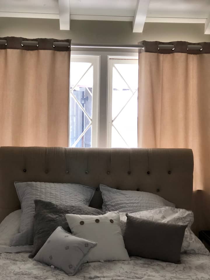 Matrac Casper, zatemňovacie závesy a veľa vankúšov... čaká na vás skvelý nočný spánok!