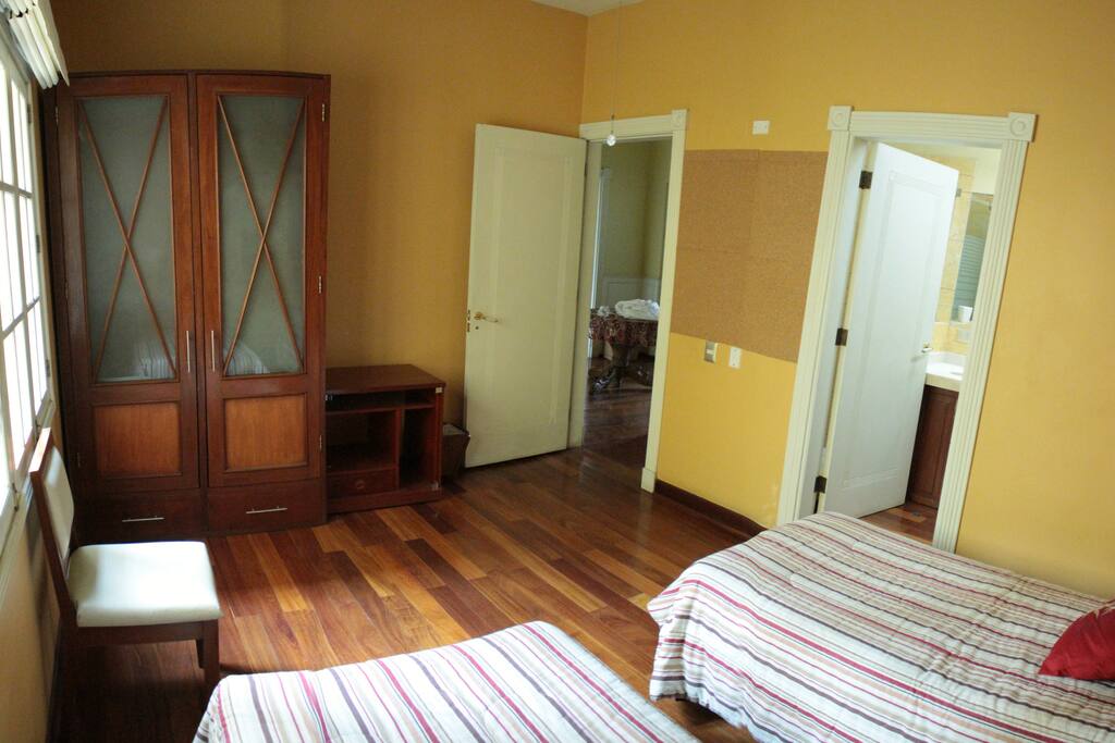 Cama doble que se puede unir para pareja.
------
Double bed that can be put together for couples.