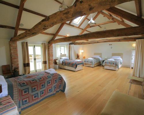 Dhomë e madhe gjumi e tretë në katin e poshtëm me 4 x teke ose 2 x super king