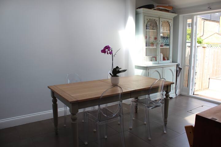 Nice family house Central London Wimbledon tennis. gallery image 2