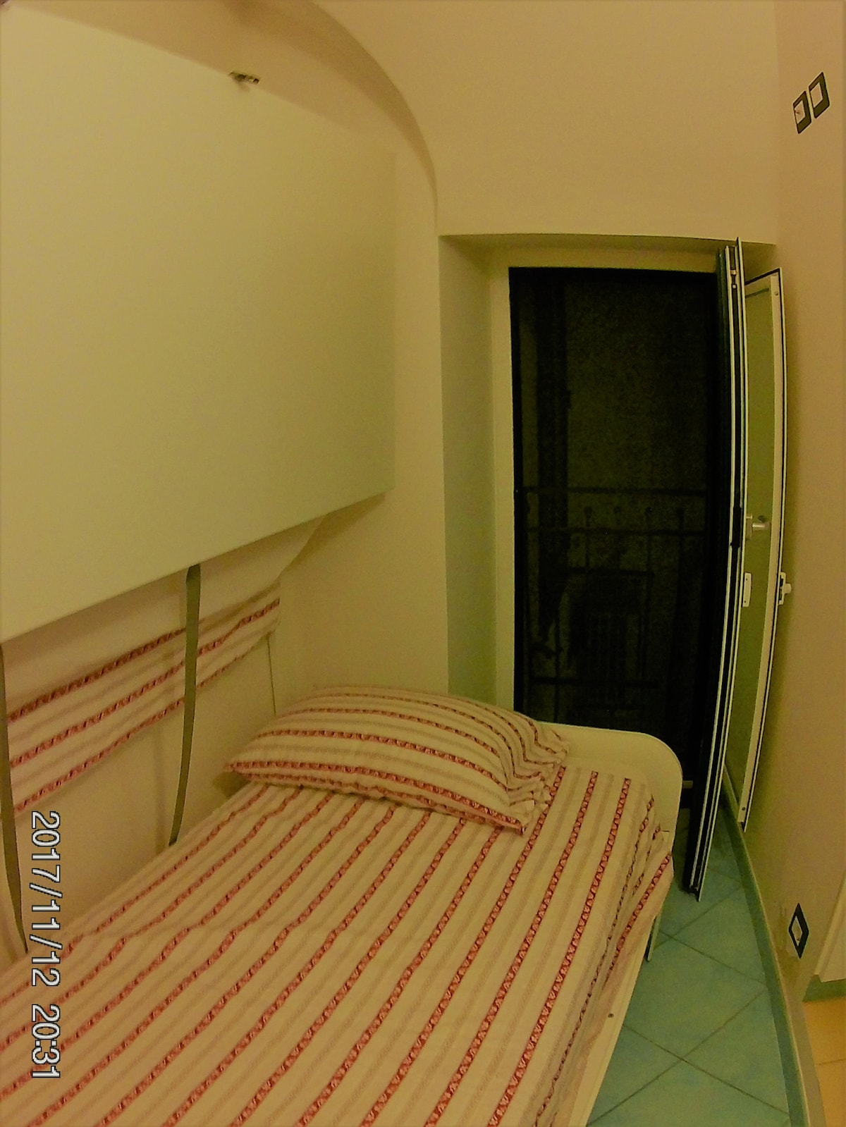 двокреветна соба со кревети на спрат-
Мала двокреветна соба со кревет на спрат