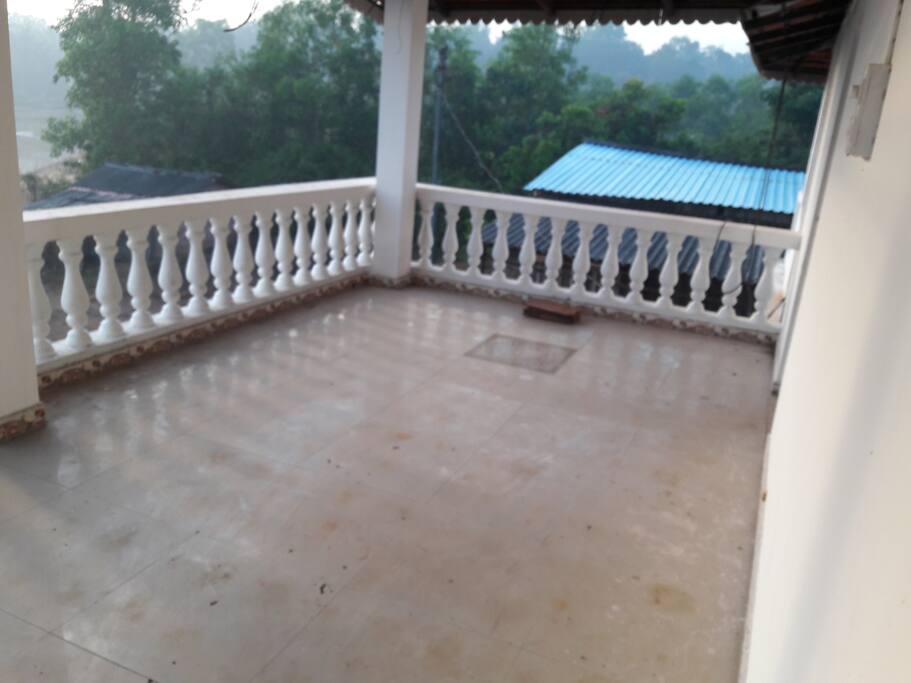 Balcony with direct view of the lake