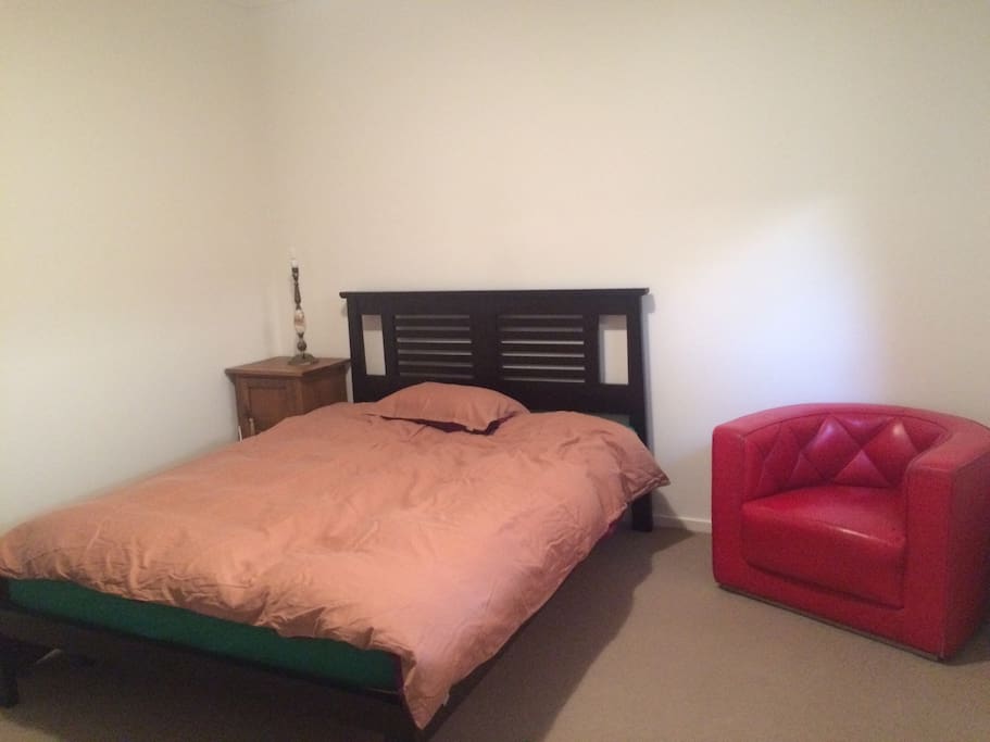 Sleeps 2 - cozy :)