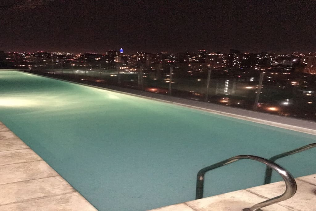 Piscina piso 25 vista de noche.
Pool Building, 25th floor. Night view