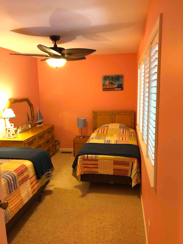 Dormitorio del tercer piso con dos camas de una plaza