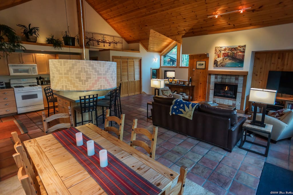 Nice atmosphere for entertaining & dining table for 8