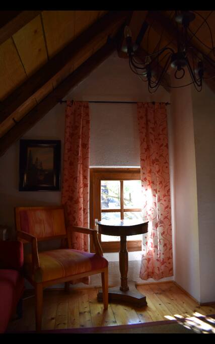 Sessel und Sofa am Fenster.