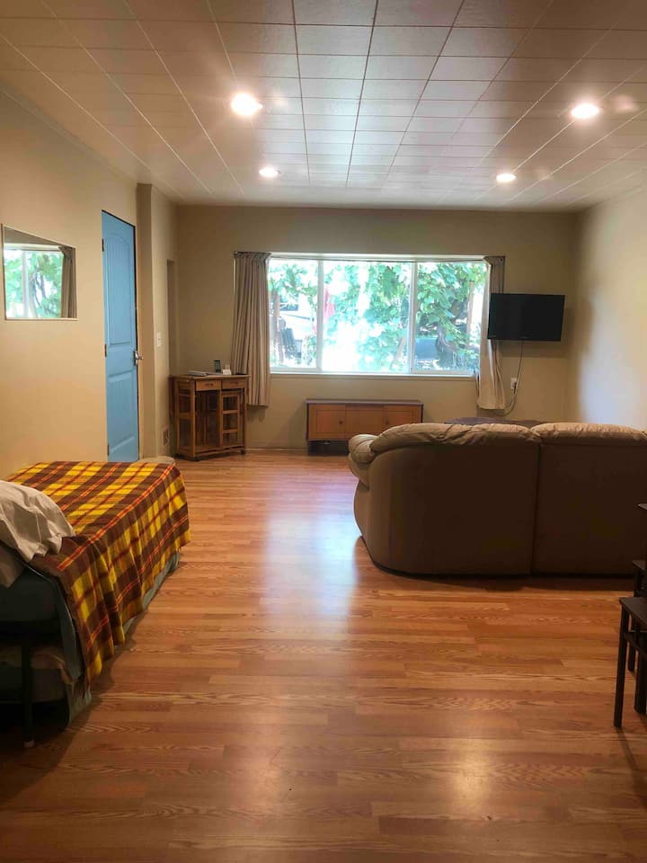 The Red Door Retreat At Our Shangra La - Oregon