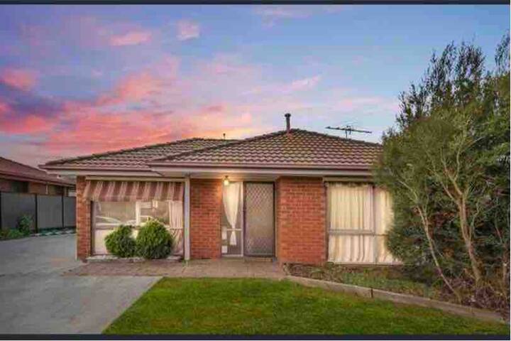 Beautiful Cozy room close to Tullamarine Airport