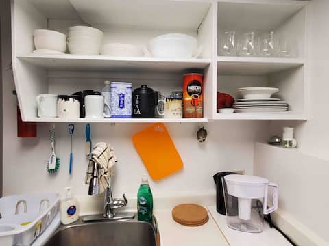 Top Airbnb: Entire Suite 2 bdrooms near airport & downtown in Marpole