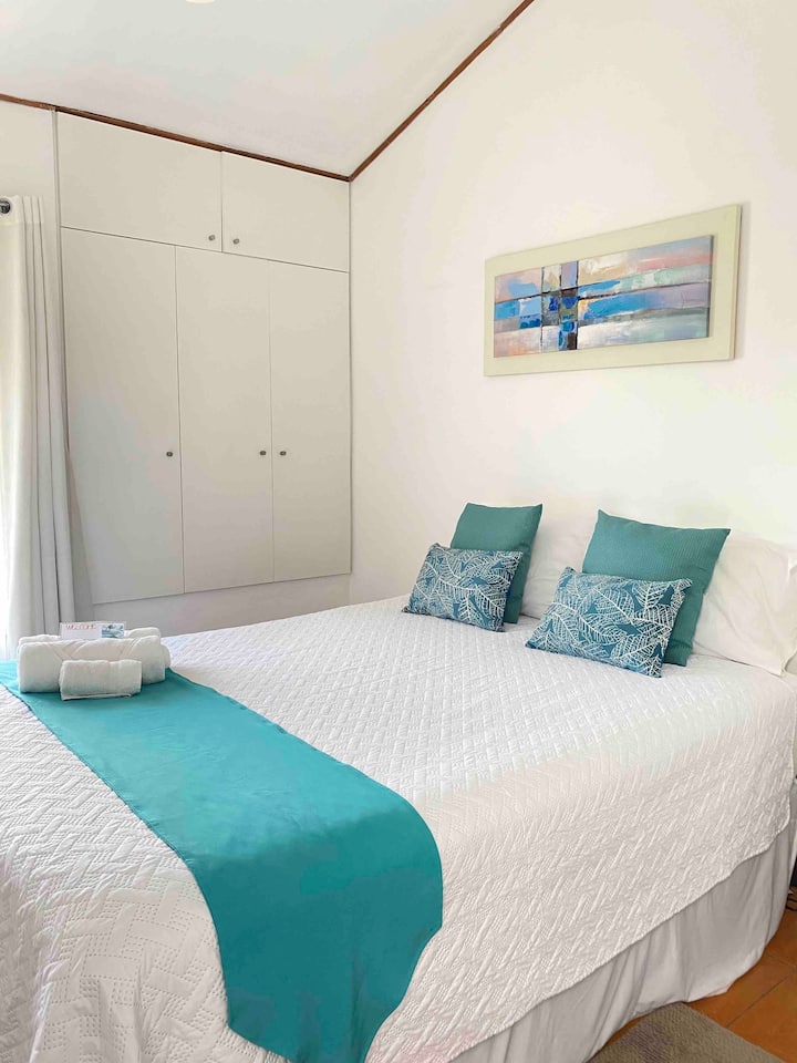 Chambre principale avec lit Queen Size et salle de bain privée 