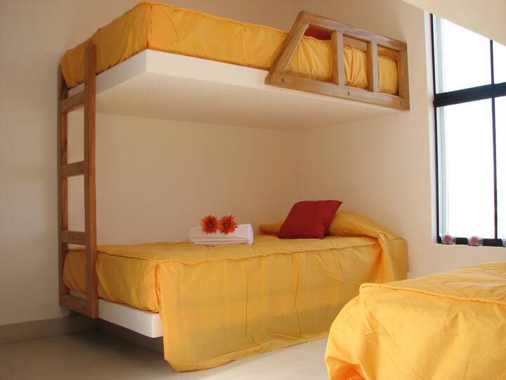 חדר 2 (2 מיטות קומתיים)