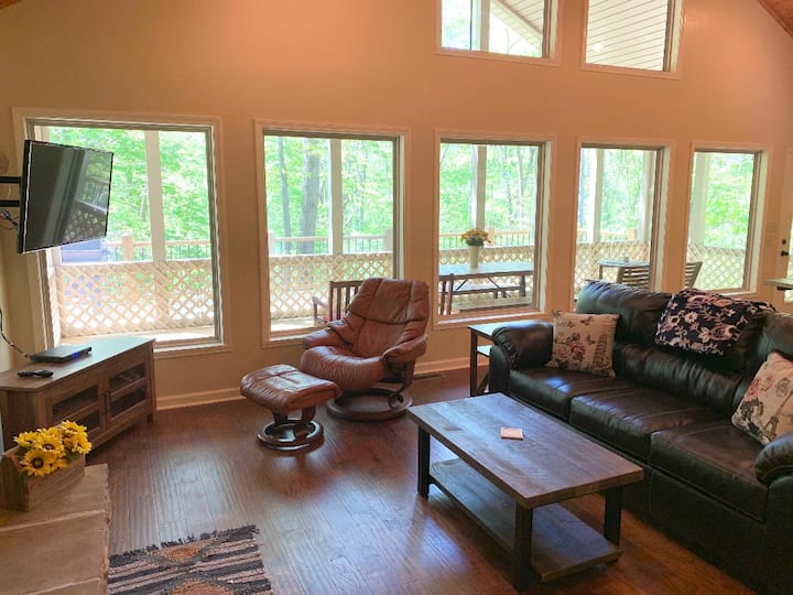 Eagle's Retreat Cabins for Rent in Byrdstown, Tennessee, United