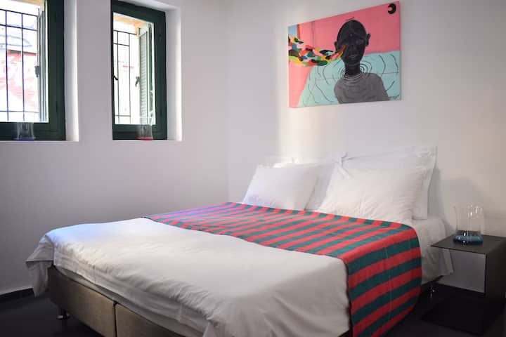 Dvojlôžko veľkosti Queen, ktoré je možné nastaviť ako dve jednolôžka