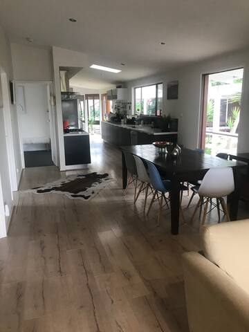 Entire home, sleeps 8, 15 min walk to beach gallery image 4