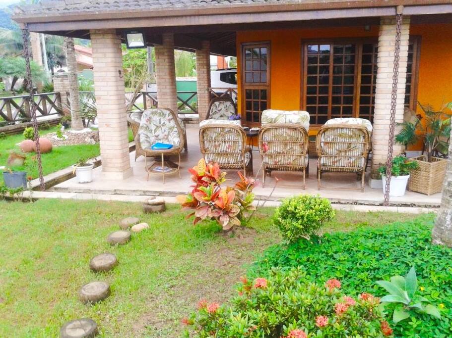 Parte da área de jardim e varanda