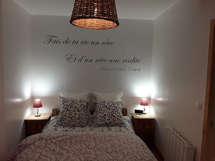 Уютна стая с телевизор 