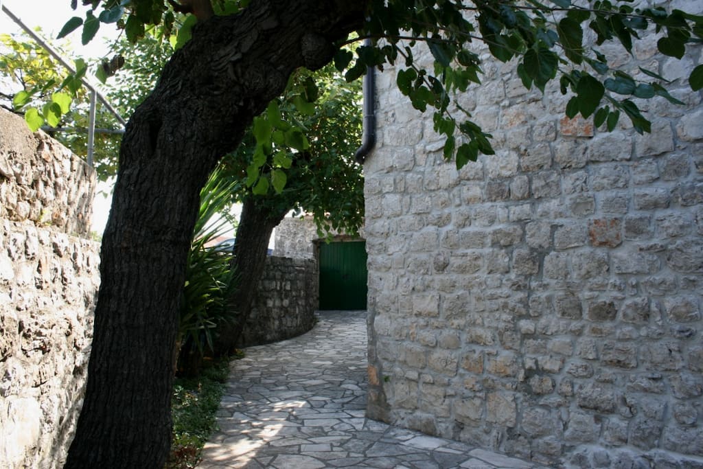 Private garden and entrance to Apartments Starcevic II