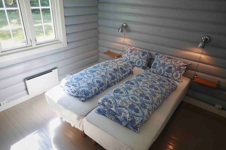 Ლურჯ საძინებელში არის ორი ერთადგილიანი საწოლი 152 × 203 სმ ზომის ორადგილიანი საწოლისთვის. Ფანჯრები ბაღის და ტბორის წინ არის. თუ საწოლებს გავაუქმებთ, ამ ოთახს შეიძლება დაემატოს მესამე ერთადგილიანი საწოლი.