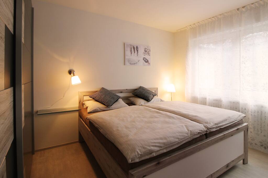 Gemütliches Schlafzimmer mit 2x 200x90 cm Matratze und riesigem Schrank