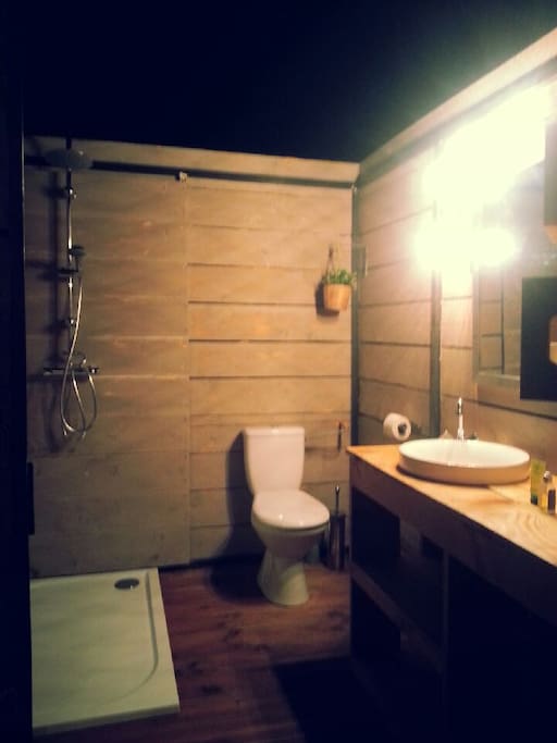 Salle de bain de nuit