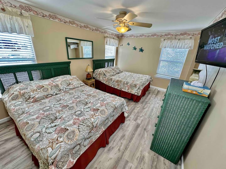 2e slaapkamer (queensize bedden)