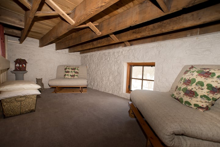 Stone Mill Suites - Farm Loft Whirlpool Suite - Lanesboro, MN