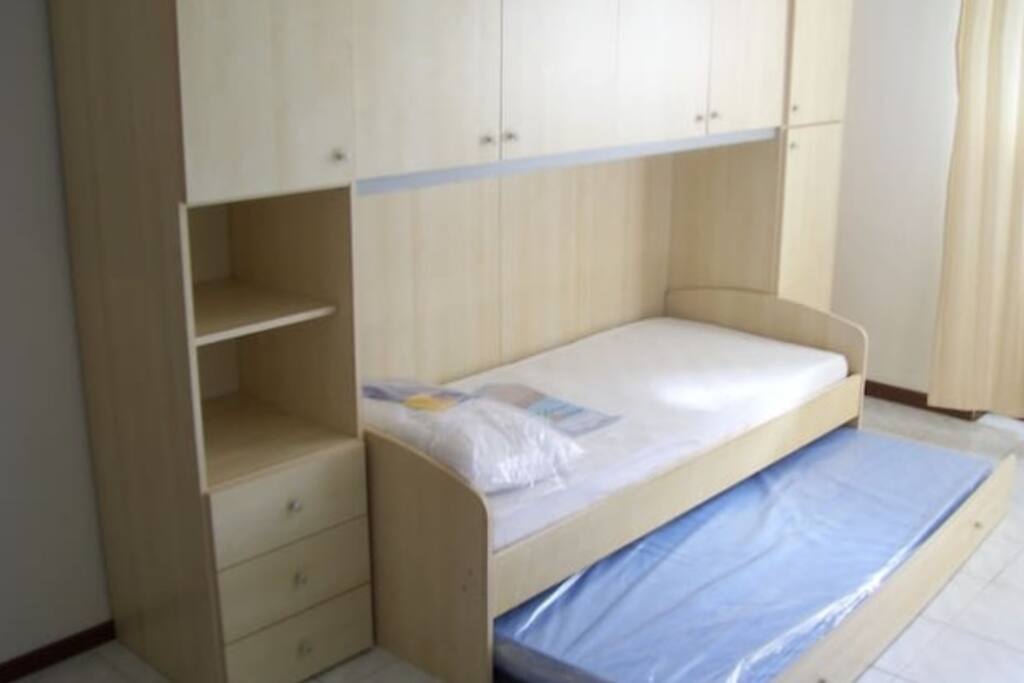 Letto + Letto a scomparsa / Bed + Foldaway bed