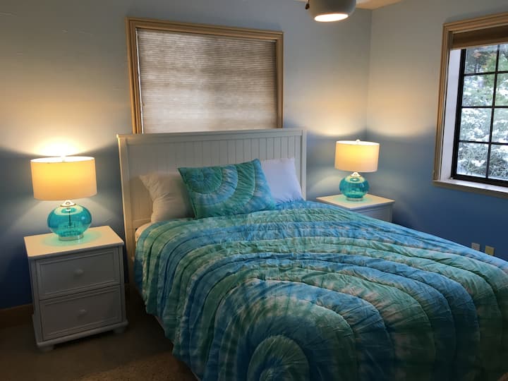 Cama queen en el dormitorio «Summer Lake»