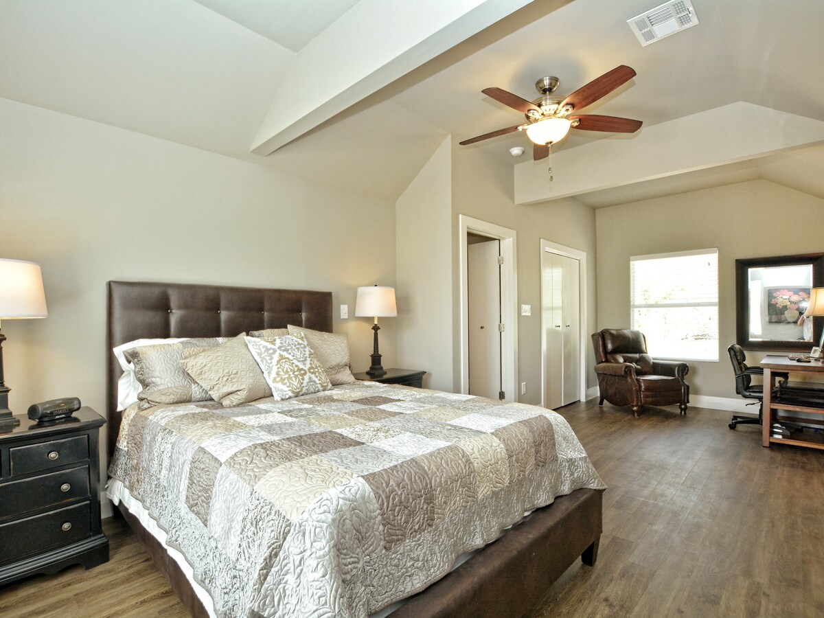 Cottage near Lake Austin with dock privileges