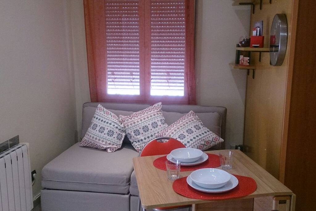 Espacio para comer y también con dos sillones convertibles en camas