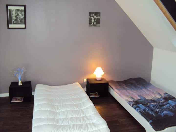 Soba s 2 kreveta za 1 osobu i 1 dječjim krevetom