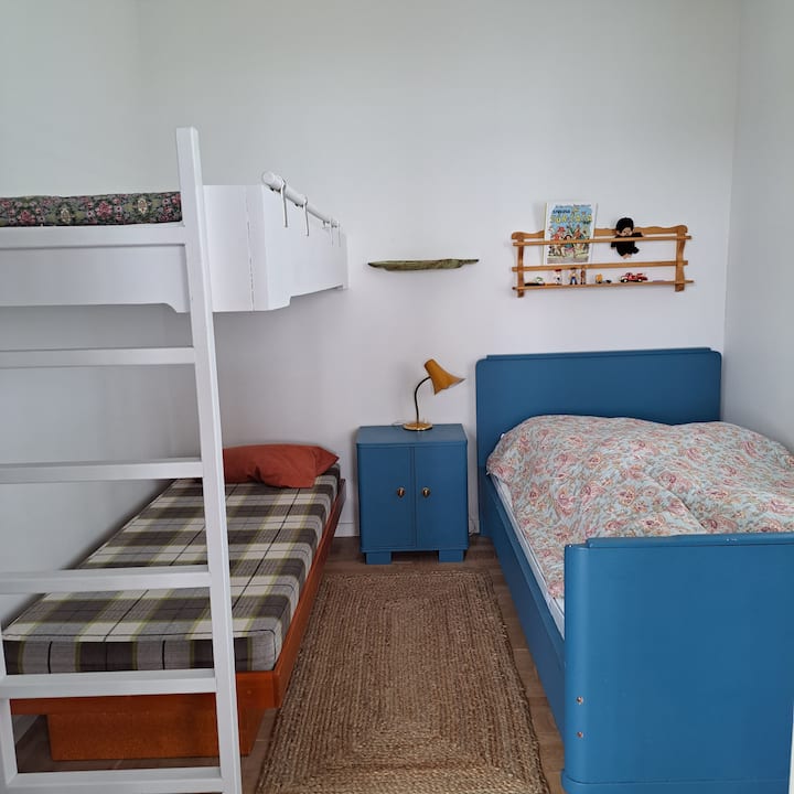 ห้องนอนเล็กเตียงใหญ่ที่สุดคือ 105 ซม. x200 ซม. เตียงสองชั้นมีขนาด 80 ซม. x 200 ซม. และเตียงที่เล็กที่สุดคือ 170 ซม. x 70 ซม.