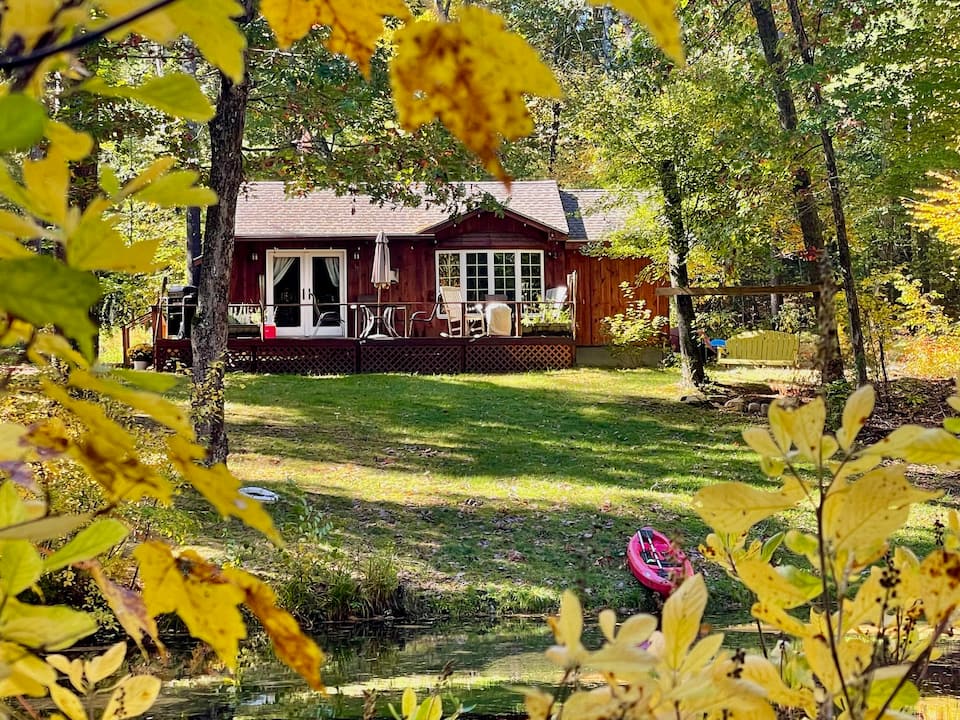 A red cabin on Turtle Pond, North Stonington, Connecticut, United States, photo 3 of 10