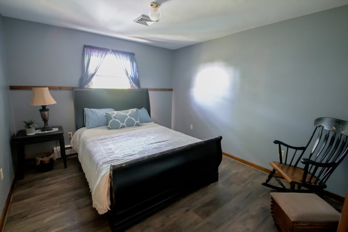 غرفة نوم بسرير ملكي وخزانة ملابس