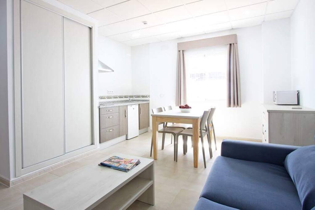 Salón con cocina integrada