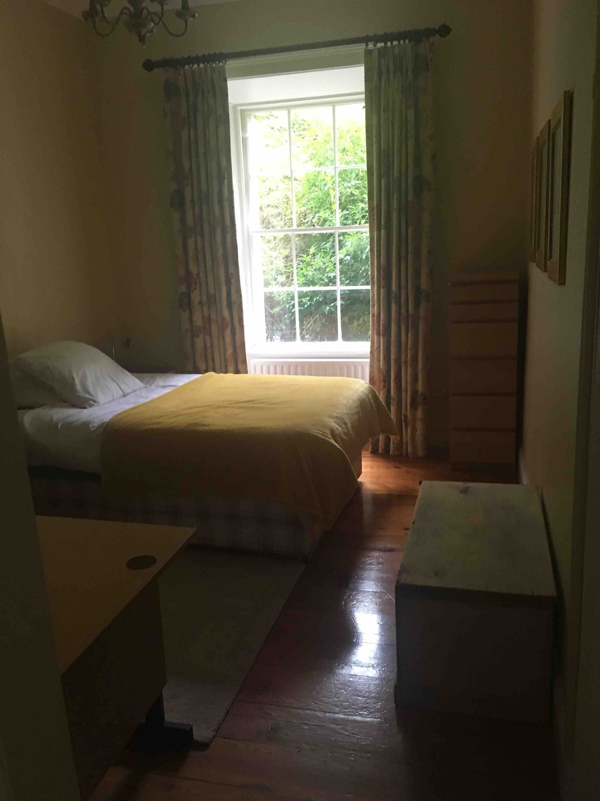 מיטה זוגית נוחה בחדר נעים