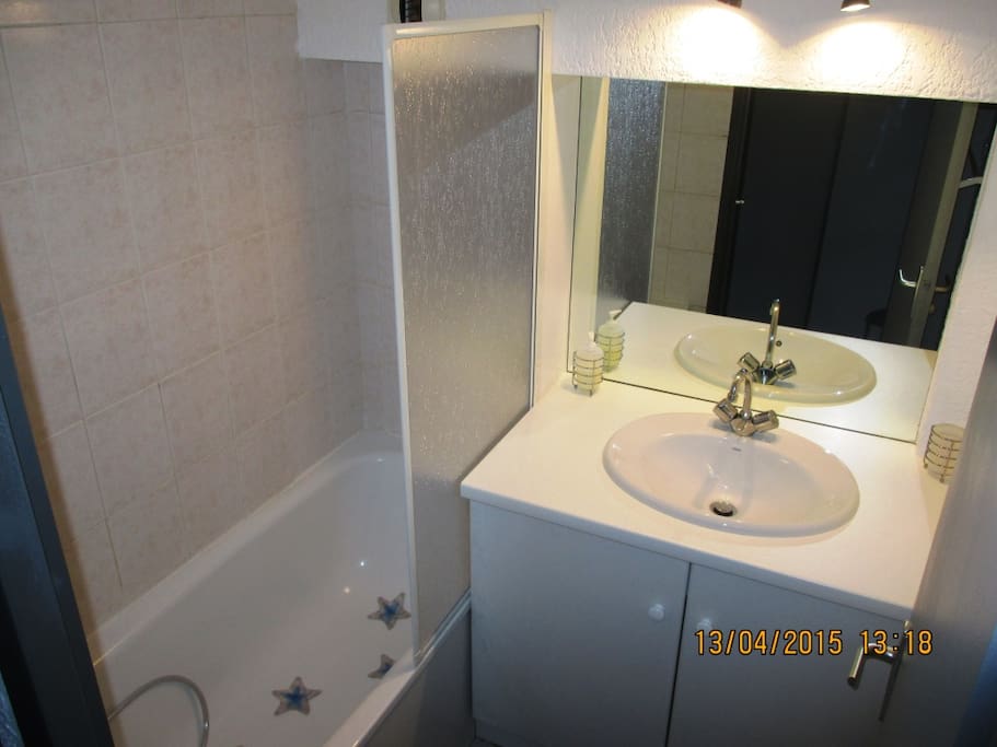 salle de bains avec baignoire
