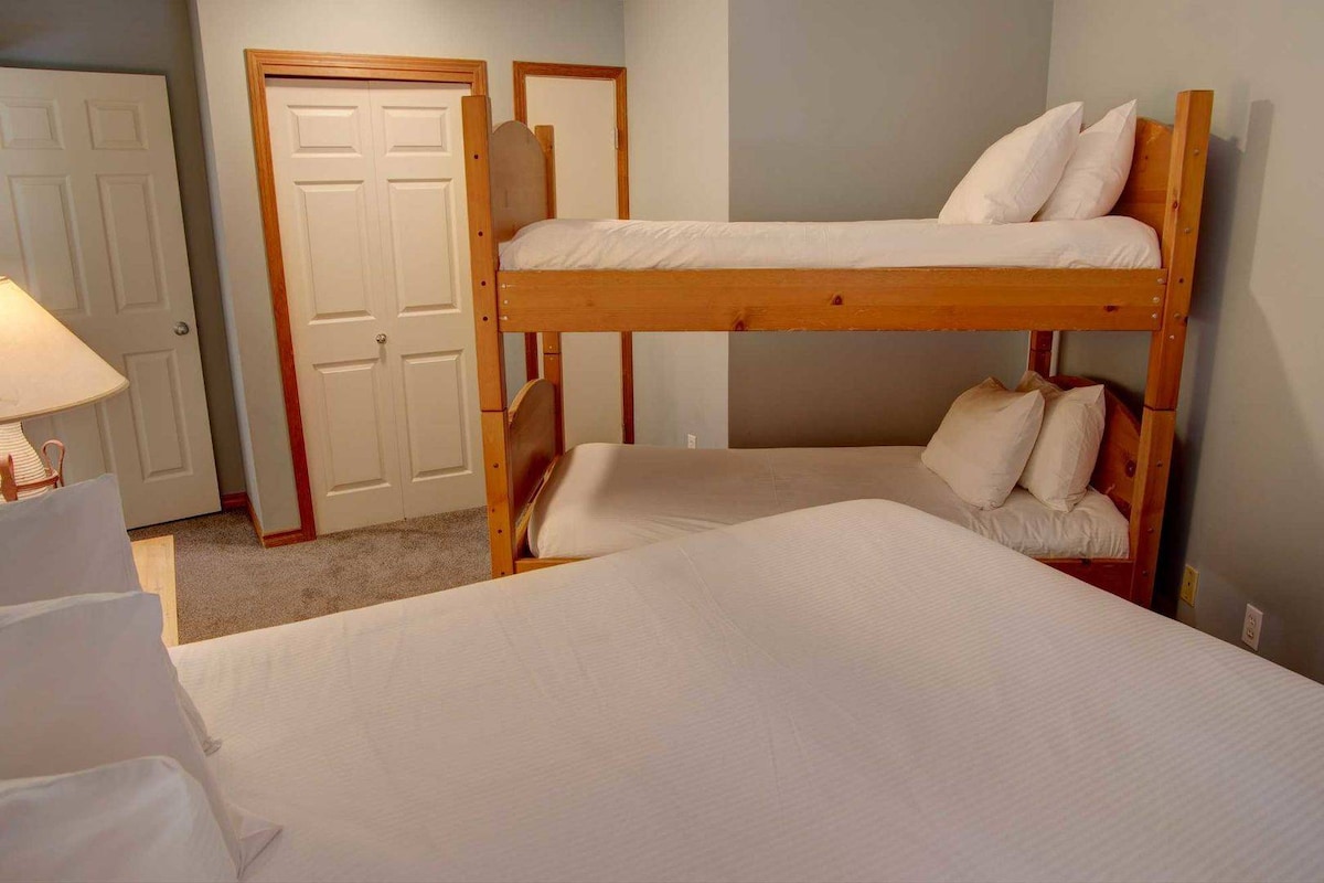 בחדר השינה השני יש מיטות קומתיים ומיטת קווין סייז.