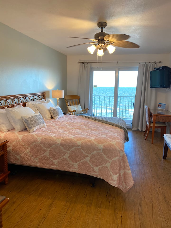 Lit King Size confortable dans la chambre principale donnant sur le golfe du Mexique