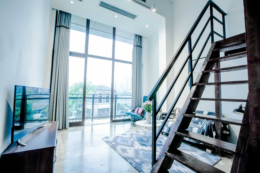 loft江景套房内宽敞明亮的客厅