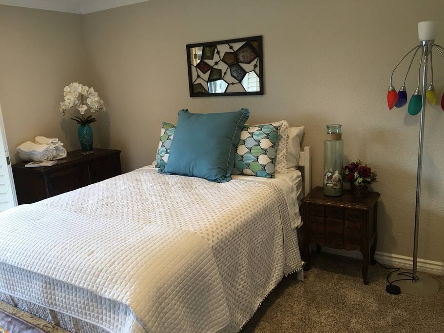 Nice and cozy large bedroom.